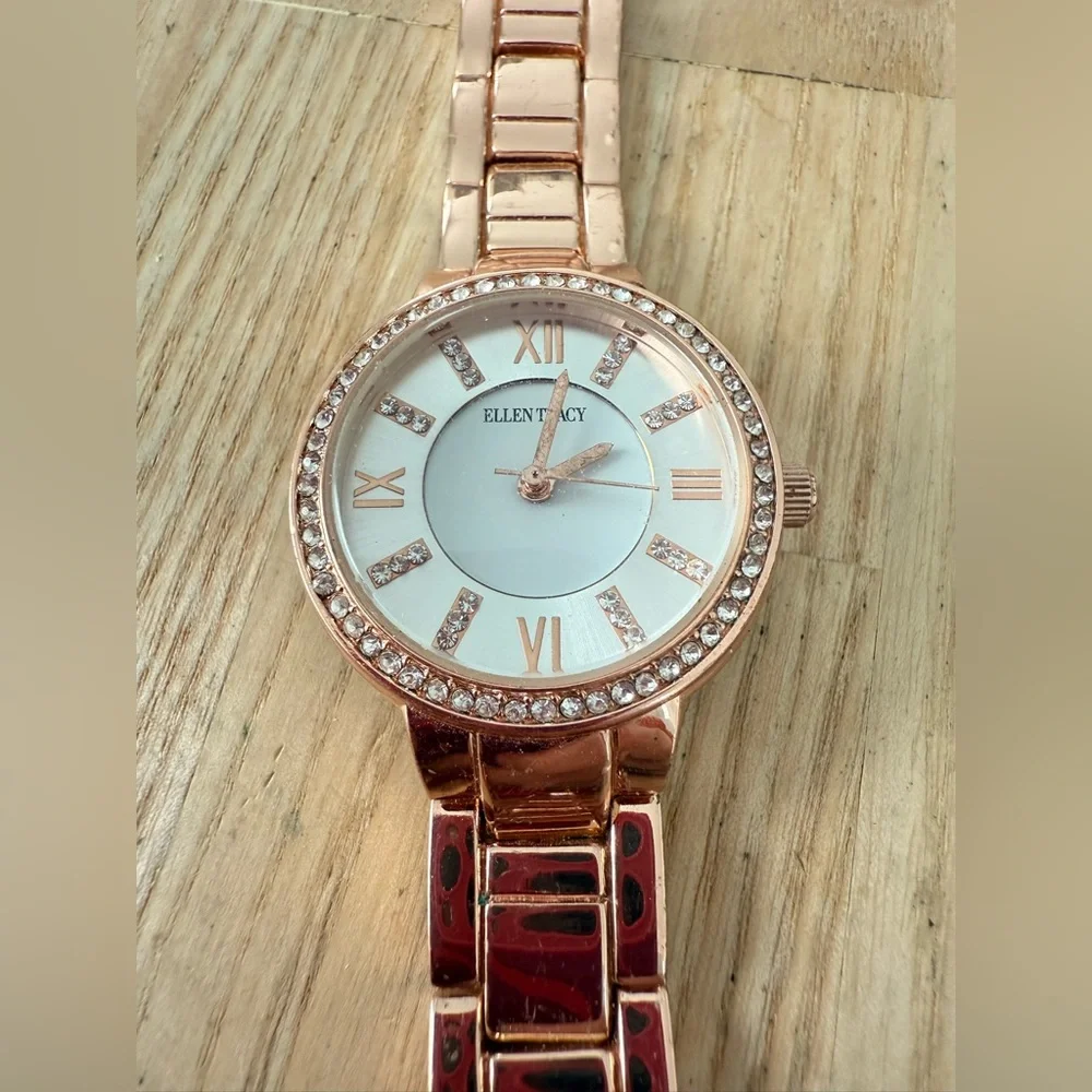 Ellen Tracy ladies rose gold tone fashion watch NEW BATTERY
